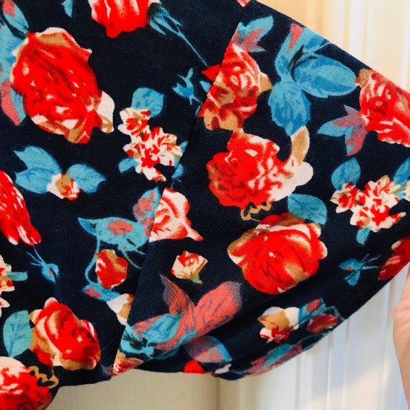 Jamby Styles Floral Swoop Tee Large - Picture 3 of 7